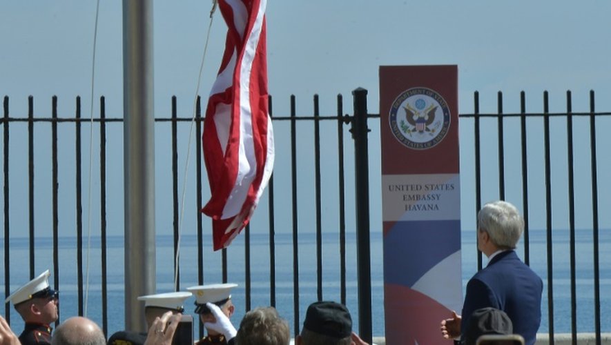 Le secrétaire d'Etat John Kerry regarde le drapeau américain hissé à l'ambassade des Etats-Unis à la Havane à Cuba, le 14 août 2015