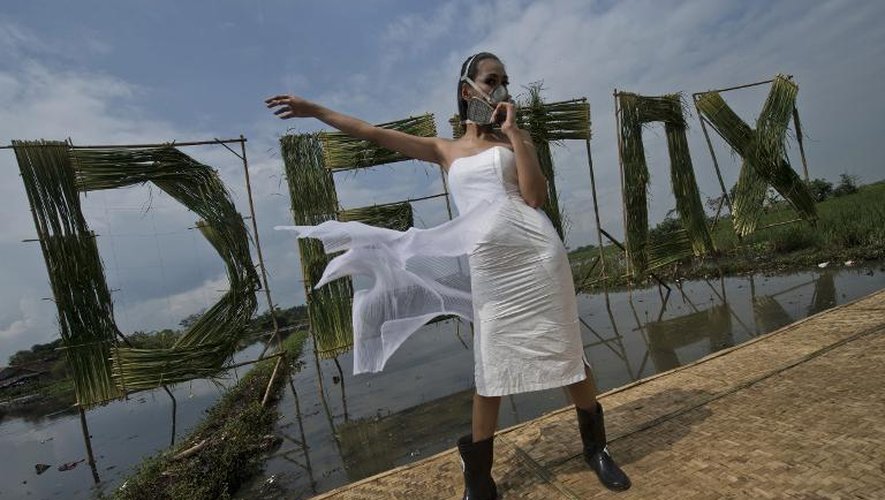 Un mannequin indonésien porte un masque à gaz pour dénoncer la pollution de l'eau par l'industrie du textile, le 22 mars 2015 à Rancaekek, dans le centre de l'Indonésie