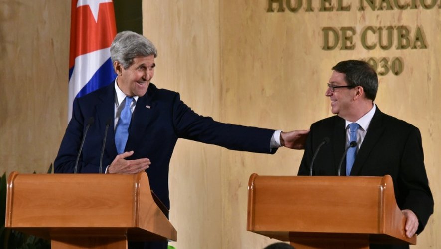Le Secrétaire d'Etat américain John Kerry et le ministre cubain des Affaires étrangères Bruno Rodriguez lors d'une conférence de presse le 14 août 2015 à La Havane