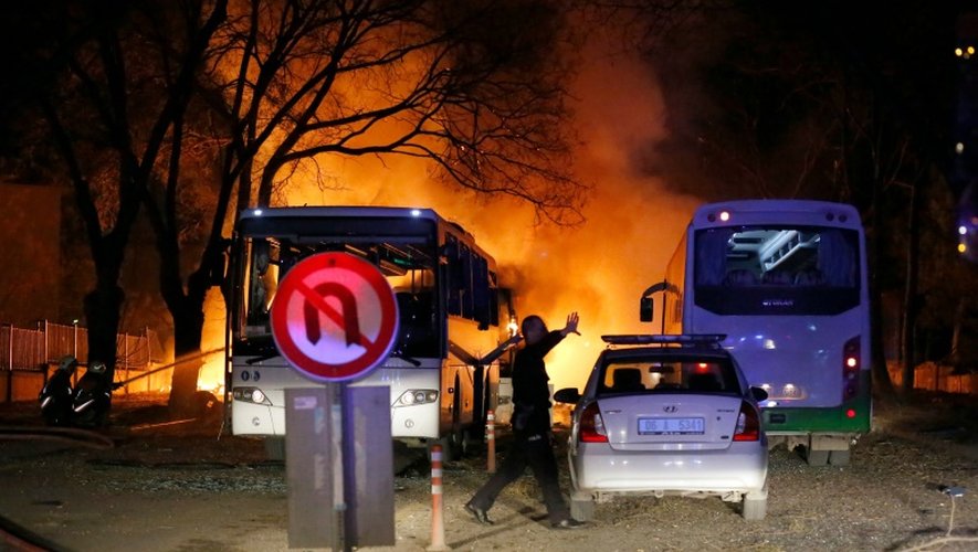 Un policier sur les lieux d'une explosion visant des véhicules militaires à Ankara, le 17 février 2016
