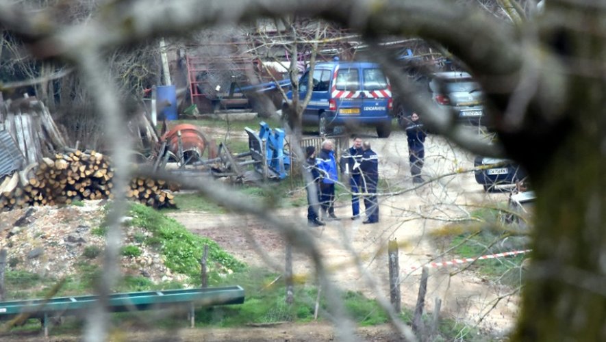Des policiers intervenant à Mayran dans une ferme laitière après la découverte du corps d'une technicienne de la chambre d'agriculture de Rodez, le 17 février 2016