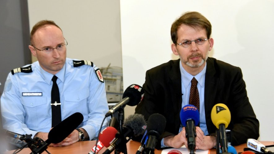 Le procureur Yves Delperie et le chef départemental de la gendarmerie le   lieutenant-colonel Frederic Le Meur lors d'une conférence de presse le 17 février 2016 à Rodez