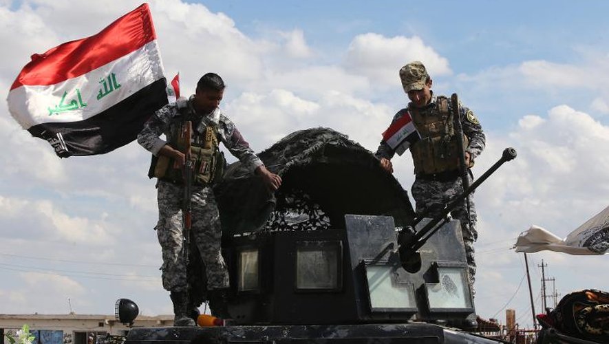 Des combattants irakiens engagés dans l'offensive contre l'Etat islamique contrôlent le 22 mars 2015 un checkpoint au nord de Tikrit