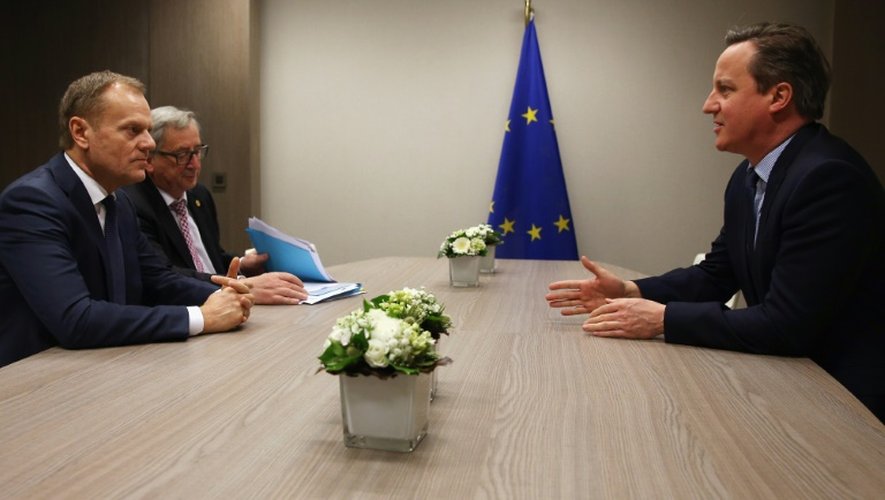 Le président du Conseil européen Donald Tusk, le président de la Commission européenne Jean-Claude Juncker et le Premier ministre britannique David Cameron à Bruxelles, le 19 février 2016