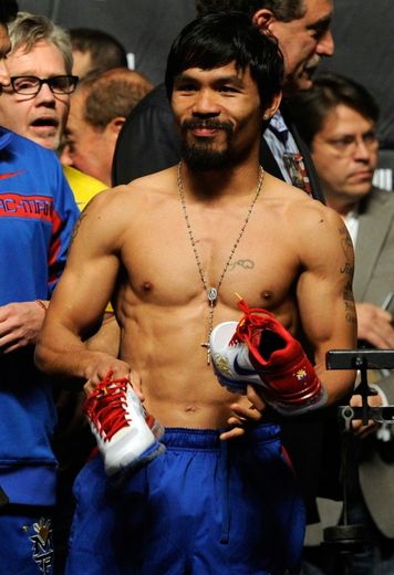 Le boxeur philippin Manny Pacquiao tenant des chaussures Nike avant un match à Las Vegas le 10 novembre 2011