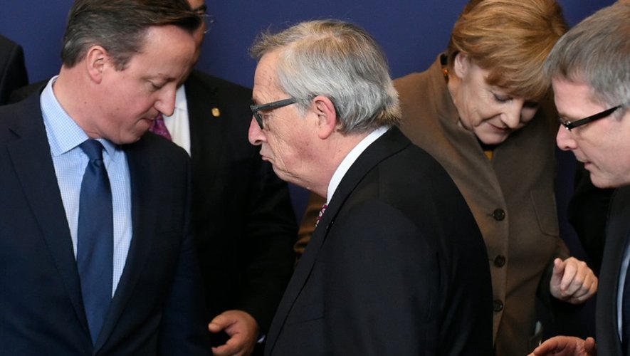 Le Premier ministre britannique, David Cameron (g), et le président de la Commission européenne, Jean-Claude Juncker (c), le 18 février 2016 à Bruxelles