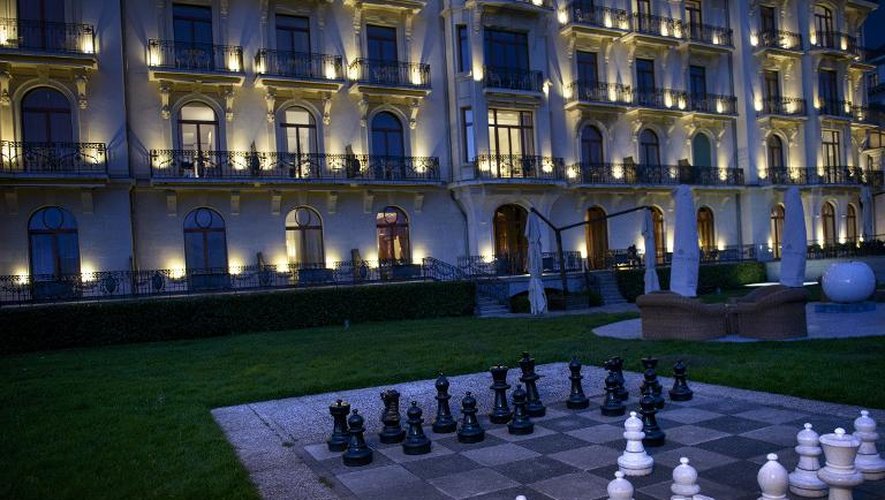 Vue nocturne sur les jardins de l'hôtel Beau Rivage à Lausanne où se déroulent les négociations entre les grandes puissances européennes et l'Iran sur le nucléaire iranien, le 31 mars 2015