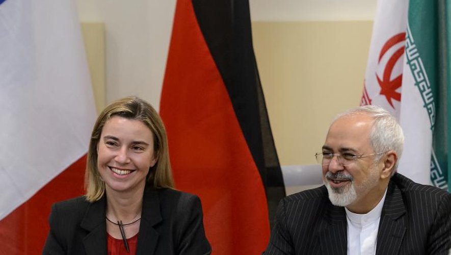 La chef de la diplomatie européenne Federica Mogherini (g) et son homologue iranien Mohammad Javad Zarif à Lausanne, le 31 mars 2015