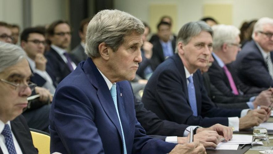 Le secrétaire d'Etat américain John Kerry (2e à g.) et son homologue britannique Philip Hammond (3e à g.) le 31 mars 2015 à Lausanne