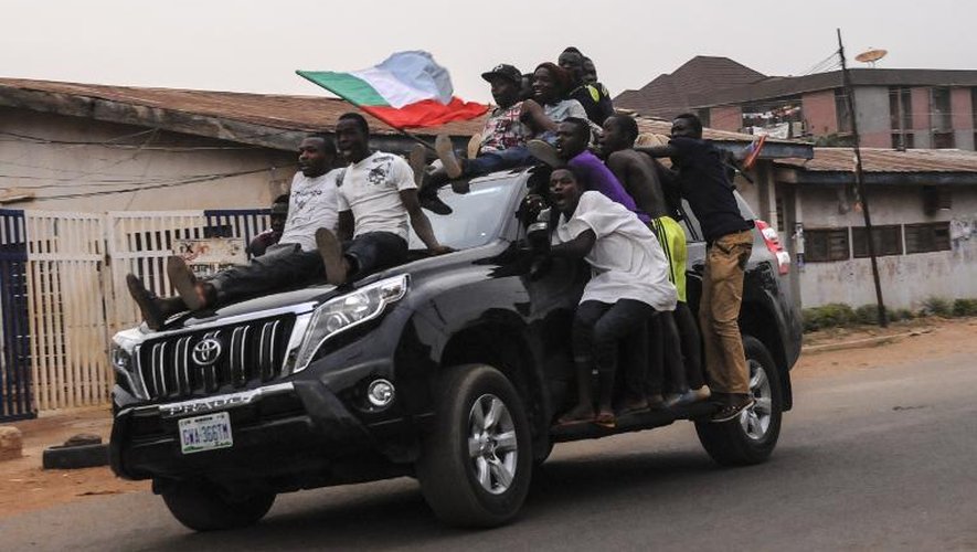 Des jeunes célèbrent la victoire annoncée de l'APC et de Muhammadu Buhari, dans les rues de Jos, le 31 mars 2015