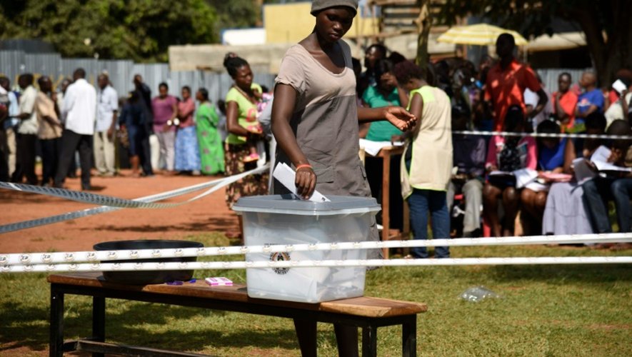 Une Ougandaise dépose son bulletin dans l'urne le 18 février 2016 à Mukono