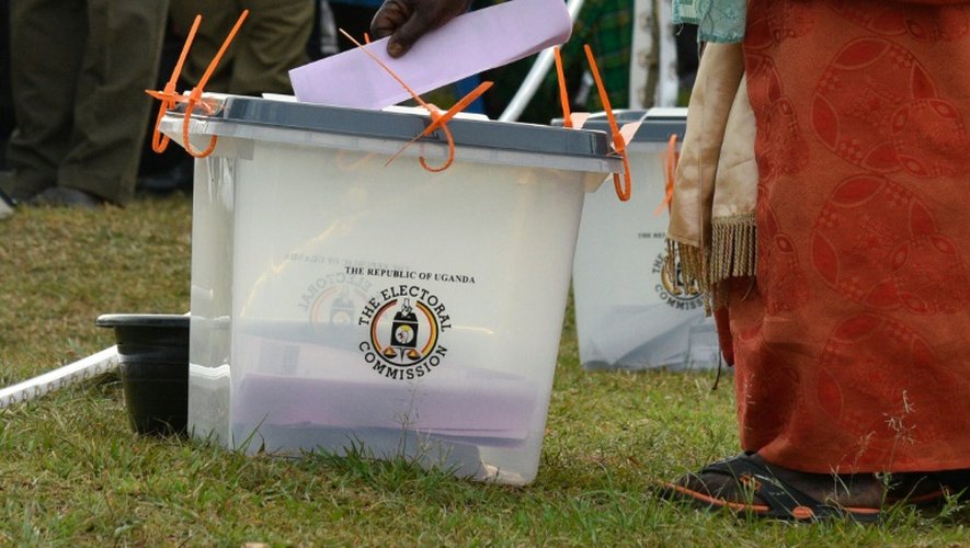 Une Ougandaise dépose son bulletin dans l'urne le 18 février 2016 à Nasuti dans la région de Mukono