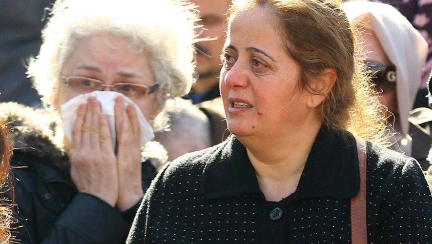 Des femmes pleurent leurs proches, tués la veille dans un attentat terroriste, le 18 février 2016 à la morgue à Ankara