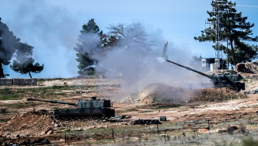 Des chars de l'armée turque positionnés à Oncupinar près de la ville de Kilis pillonnent le 16 février 2016 la frontière avec la Syrie