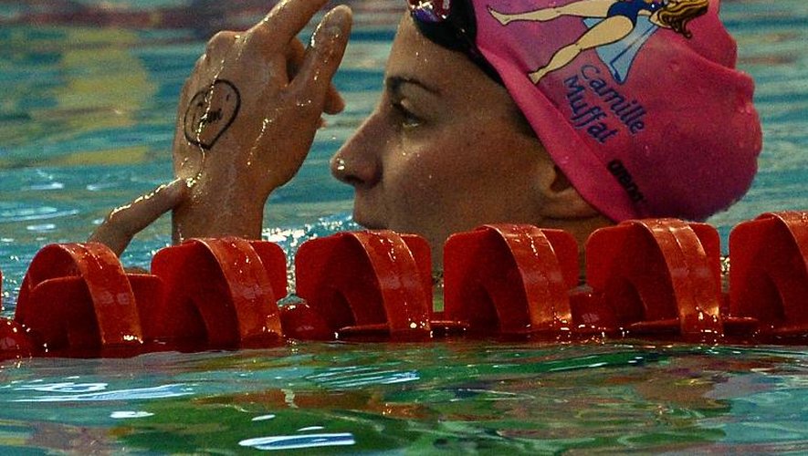 Charlotte Bonnet rend hommage à son amie Camille Muffat à l'arrivée du 200 m 4 nages aux Championnats de France, à Limoges le 31 mars 2015