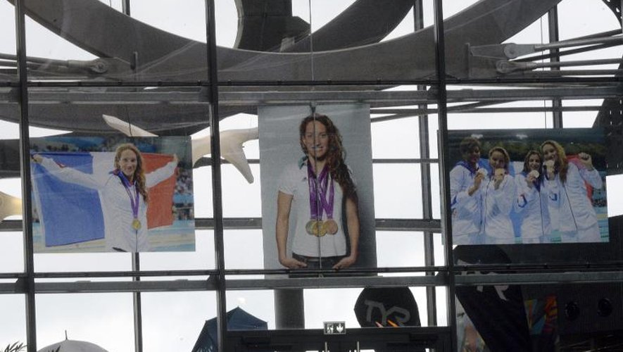 Des photos de Camille Muffat exposées dans la piscine de Limoges, où se déroulent les Championnats de France de natation, le 31 mars 2015