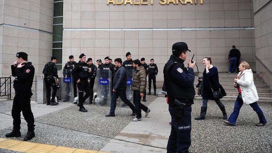 La police anti-émeutes turque prend position le 31 mars 2015 dans un  tribunal à Istanbul pendant la prise d'otages d'un procureur