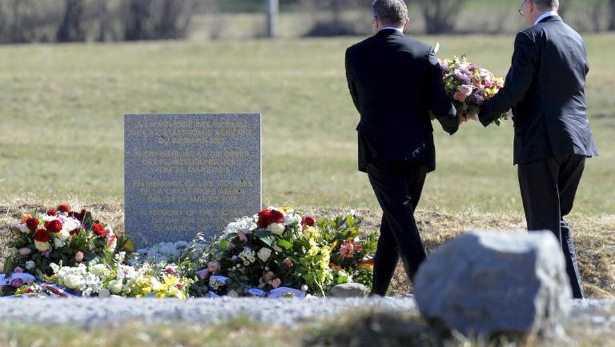 Le PDG de Lufthansa Carsten Spohr (g) et celui de Germanwings Thomas Winkelmann déposent une gerbe sur une stèle à la mémoire des victimes du crash de l'A320 au Vernet, dans les Alpes-de-Haute-Provence, le 1er avril 2015