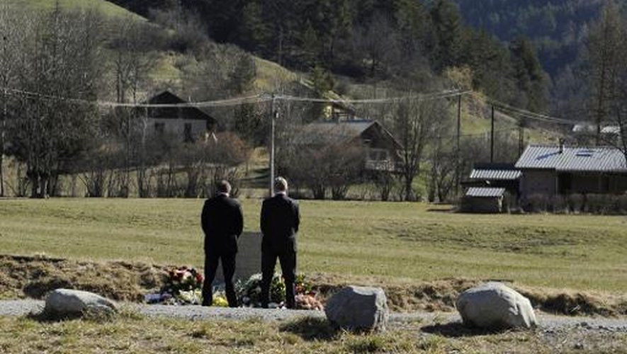 Le PDG de Lufthansa Carsten Spohr (g) et celui de Germanwings Thomas Winkelmann devant la stèle à la mémoire des victimes du crash de l'A320 au Vernet, dans les Alpes-de-Haute-Provence, le 1er avril 2015