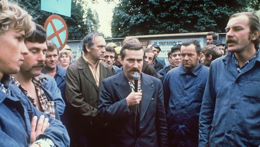 Lech Walesa au milieu de grèvistes le 30 août 1980 à Gdansk