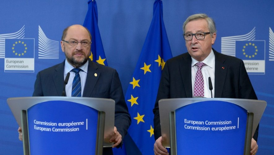 Le président du Parlement européen Martin Schulz et le président de la  Commission Jean-Claude Juncker lors d'une conférence de presse le 18 février 2016 à Bruxelles