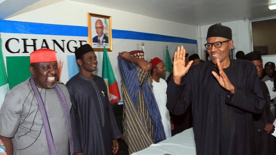 Le président élu du Nigeria Muhammadu Buhari (d) célèbre sa victoire électorale le 1er avril 2015 à Abuja