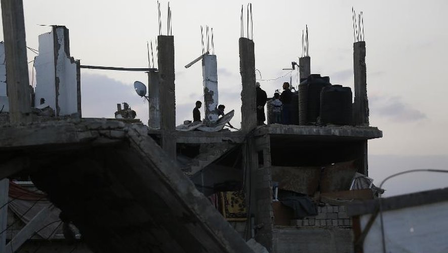 Des Palestiniens travaillent le 31 mars 2015 près d'Al-Shejaiya, dans la bande de Gaza, dans la reconstruction de leur maison détruite pendant la guerre de 2014 entre Israel et le Hamas