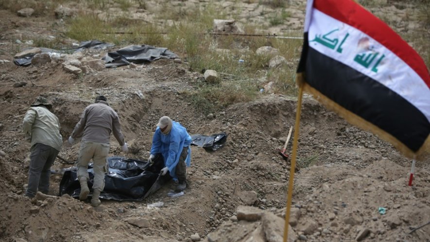 Des corps supposés être ceux de victimes d'un massacre perpétré en 2014 par des jihadistes, retirés d'une fosse commune le 12 avril 2015 à Tikrit
