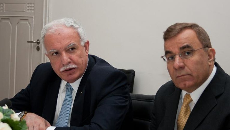 Le chef de la diplomatie palestinienne Ryad al-Malki (g) donne une conférence de presse le 1er avril 2015 à La Haye, après l'admission formelle de la Palestine comme membre de la Court pénale internationale (CPI)