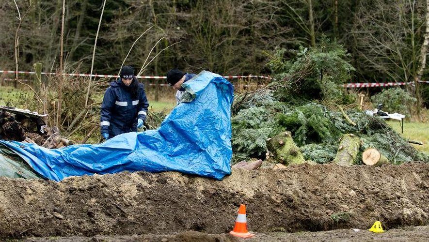 La police allemande effectue des recherches le 29 novembre 2013 près de Dresde dans une zone où des parties d'un corps humain ont été enterrées