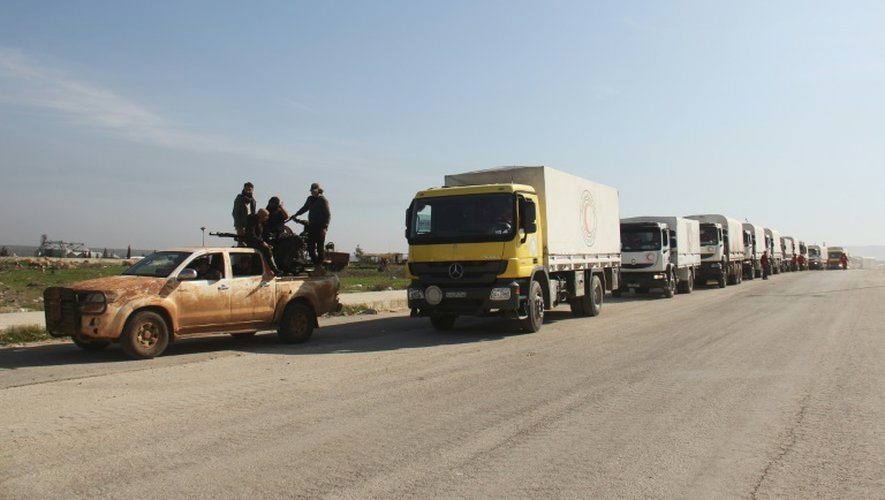 Les forces d'opposition escortent un convoi d'aide humanitaire vers les villes chiites de Fuaa et Kafraya dans le Nord-est de la Syrie, le 17 février 2016