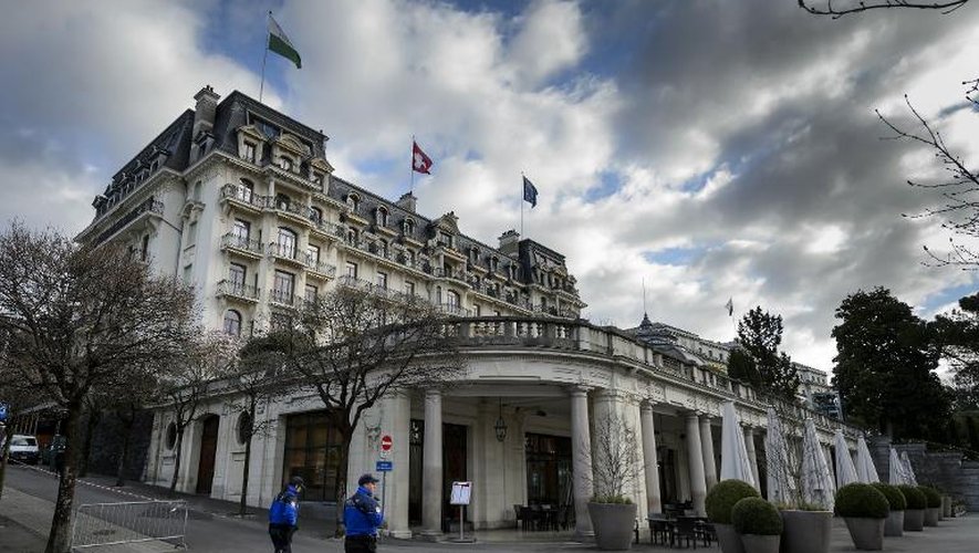 Des policiers suisses surveillent le 1er avril 2015 les accès à l'Hôtel Beau-Rivage de Lausanne où se déroulent les négociations sur le nucléaire iranien