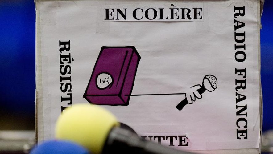 Une affiche mentionnant la grève des salariés de Radio France au siège à Paris le 30 mars 2015