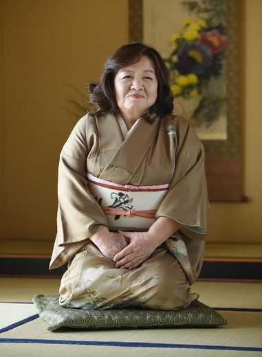 Vêtue d'un kimono et sagement agenouillée sur un tatami, Yasue Tomita, 61, pose le 17 mars 2015 à Tsurugashima dans la prefecture de Saitama, avant de faire ses débuts d'actrice pornographique