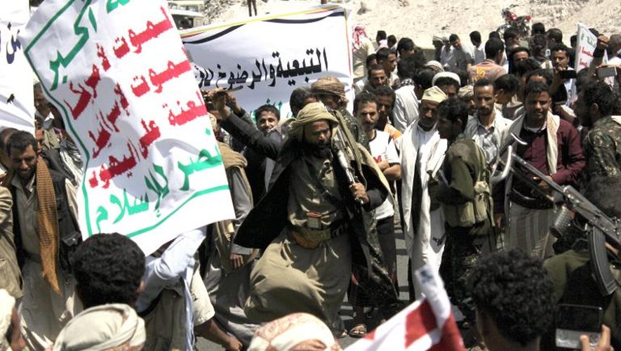 Des supporteurs des milices chiites des houthis manifestent dans la ville de Taiz au Yémen, le 1er avril 2015, contre les raids de la coalition menée par l'Arabie saoudite