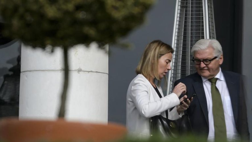 La chef de la diplomatie européenne Federica Mogherini discute avec son homologue allemand Frank-Walter Steinmeier pendant une pause des pourparlers sur le nucléaire iranien le 1er avril 2015 dans un balcon de l'Hôtel Beau Rivage de Lausanne, Suisse