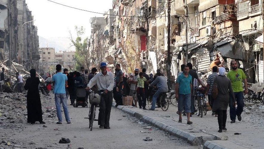 Des résidents du camp palestinien de Yarmouk, au sud de Damas en Syrie, le 7 juillet 2014