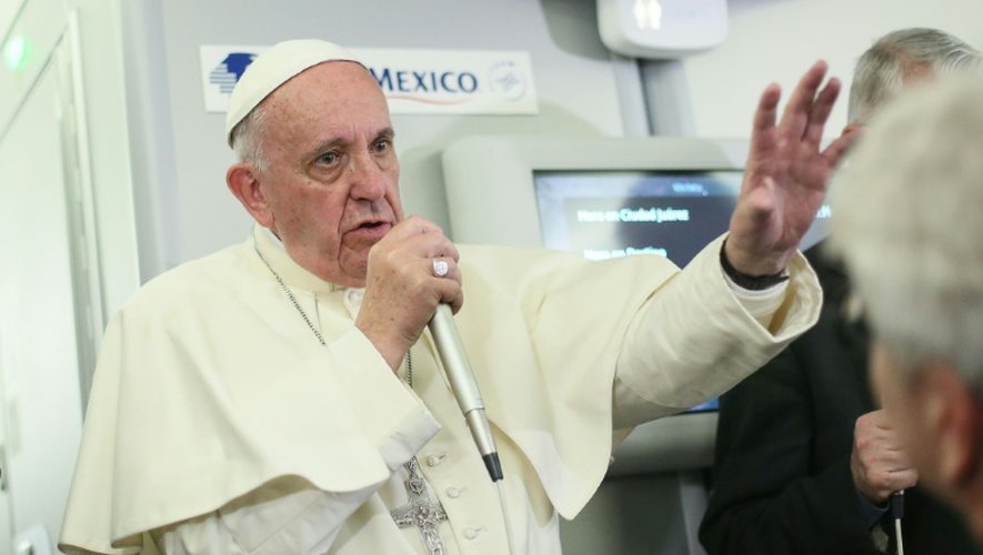 Le pape Francçois parle aux journalistes à bord du vol entre le Mexique et l'Italie, le 18 février 2016
