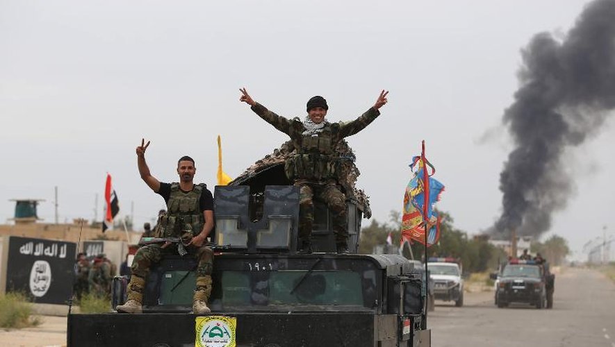 Des forces de sécurité irakiennes célèbrent leur victoire face au groupe EI à Tikrit, le 1er avril 2015