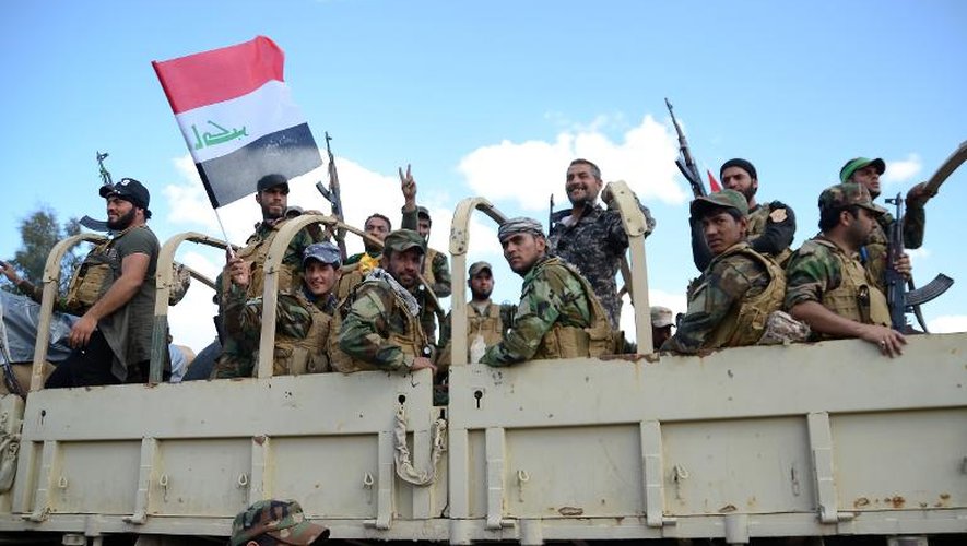 Des combattants chiites des unités de mobilisation populaire célèbrent leur victoire face aux jihadistes à Tikrit, le 1er avril 2015