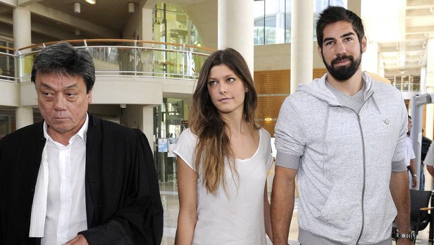 Nikola Karabatic (d) et Géraldine Pillet quittent le tribunal de Montpellier le 10 juin 2013