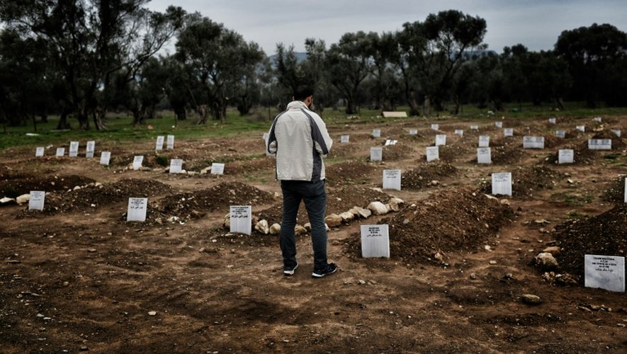 Les tombes de migrants et de réfugiés morts en ayant tenté de traverser la mer Egée, à Mytilène sur l'île de Lesbos, le 17 février 2016, en Grèce