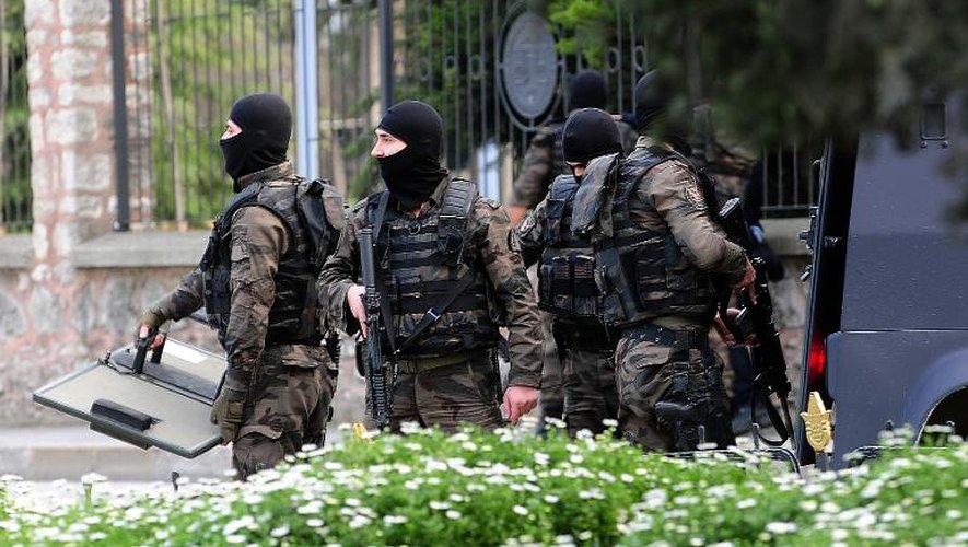 Les forces spéciales turques prennent position près du QG de la police après une attaque, le 1er avril 2015