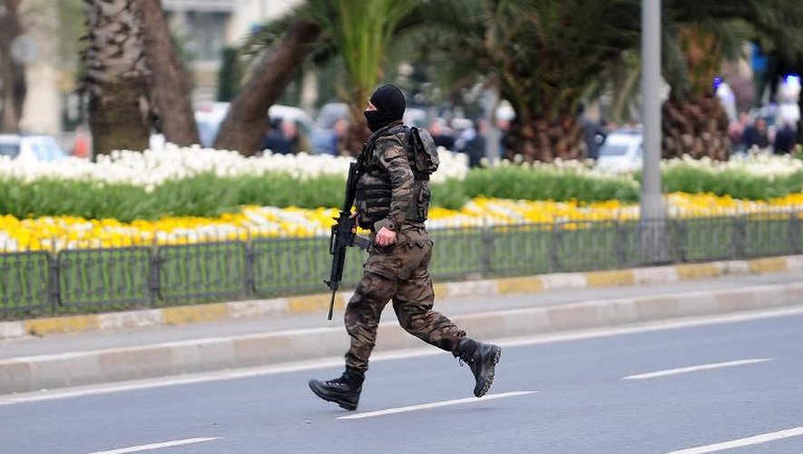 Un membre des forces spéciales turques prend position près du QG de la police après une attaque, le 1er avril 2015