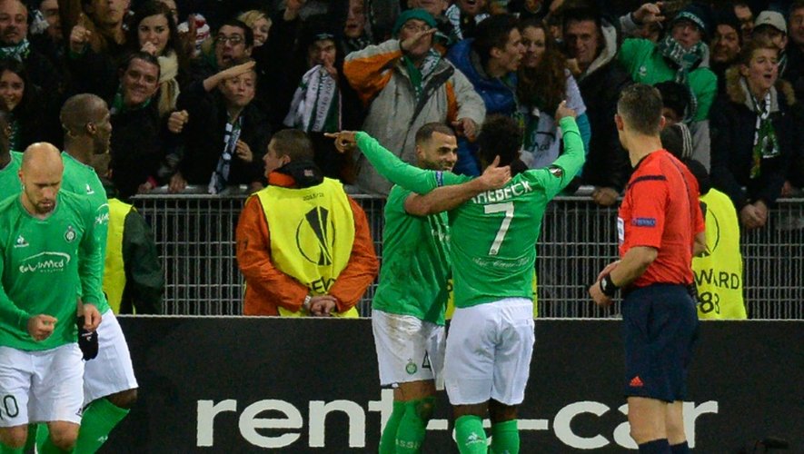 L'attaquant de Saint-Etienne Jean-Christophe Bahebeck, buteur décisif, avec Oussama Tannane contre Bâle, le 18 février 2016 à Geoffroy-Guichard