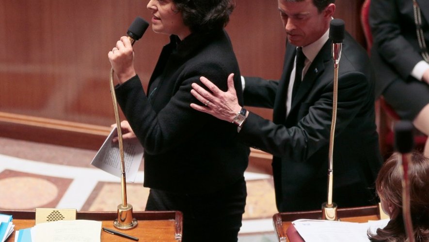 La ministre du Travail Myriam El Khomri et le Premier ministre Manuel Valls le 9 février 2016 à l'Assemblée nationale à Paris