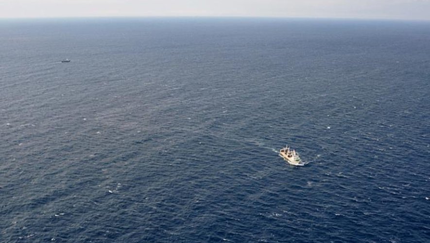 Photo fournie par les autorités russes le 2 avril 2014, montrant un navire à la recherche de survivants après le naufrage d'un chalutier dans la mer d'Okhotsk
