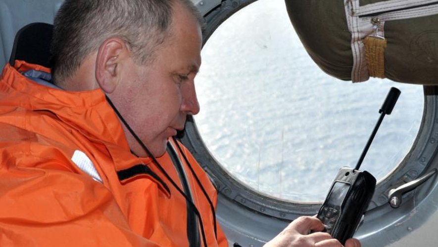 Photo fournie par les autorités russes le 2 avril 2015 d'un secouriste survolant la zone du naufrage d'un navire chalutier au- dessus de la mer d'Okhotsk