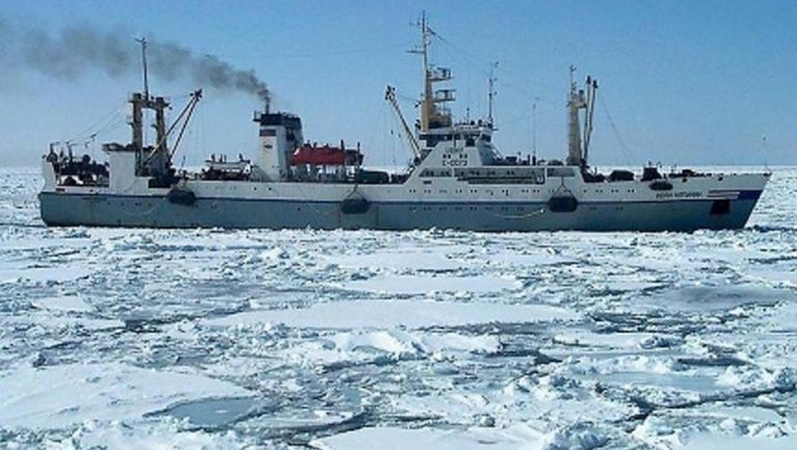 Photo fournie par les autorités russes le 2 avril 2015 d'un navire du même type que le Dalni Vostok qui a chaviré dans les eaux de la mer d'Okhotsk