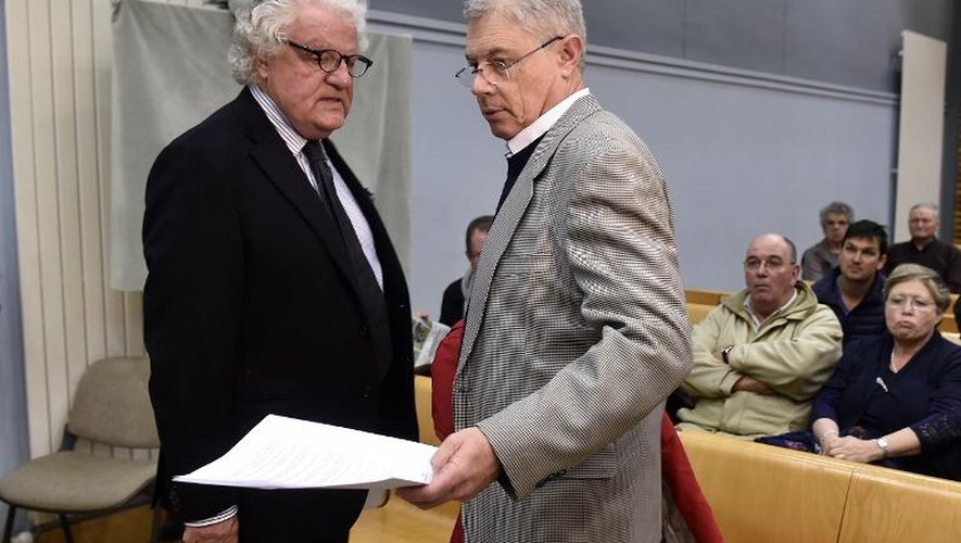 Luc Fournié (D) et son avocat Georges Catala lors de son procès le 30 mars 2015 à Albi